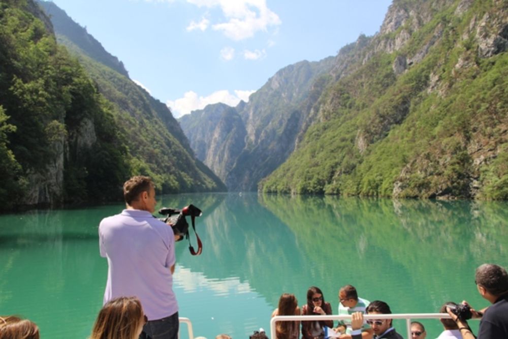 Čuveni voditelj Minja Subota na poziv organizacije Tara Green proveo je nezaboravan vikend u Bajinoj Bašti, a najlepši utisak na njega ostavilo je krstarenje Perućcom i Drinom do Višegrada. Miljenik publike stigao je da obiđe i Andrić grad u Višegradu, a večer