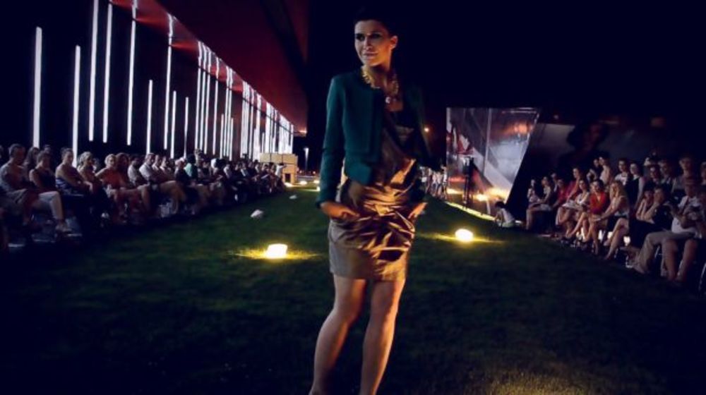 U petak, 21. juna u 21h na Naxi plaži ispred Ušće Shopping Centra, pod pokroviteljstvom Savabien kompanije održana je treća Artie modna revija mladih dizajnera pod sloganom Moja kratka suknja je sloboda.