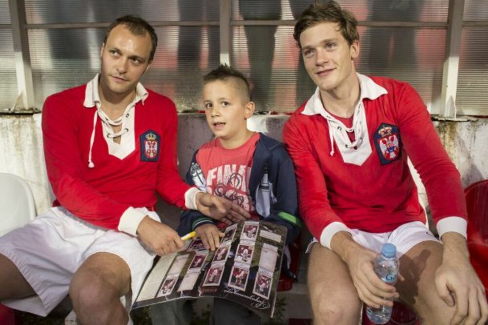 Pred 5.000 gledalaca na gradskom stadionu u Kruševcu glumci iz filma i TV serije Montevideo, Bog te video su odigrali humanitarnu utakmicu na kojoj su sredstva prikupljena prodajom karata namenjena za Centar za osobe sa invaliditetom u Kruševcu za kupovinu pom