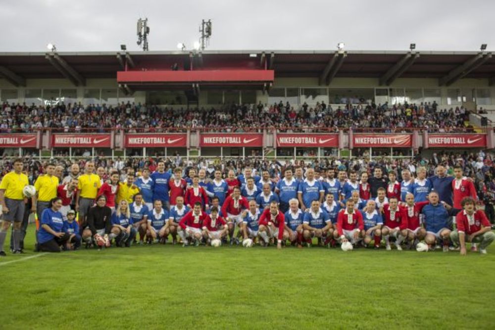Pred 5.000 gledalaca na gradskom stadionu u Kruševcu glumci iz filma i TV serije Montevideo, Bog te video su odigrali humanitarnu utakmicu na kojoj su sredstva prikupljena prodajom karata namenjena za Centar za osobe sa invaliditetom u Kruševcu za kupovinu pom