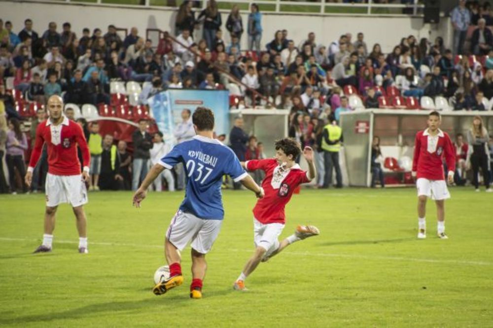 Pred 5.000 gledalaca na gradskom stadionu u Kruševcu glumci iz filma i TV serije Montevideo, Bog te video su odigrali humanitarnu utakmicu na kojoj su sredstva prikupljena prodajom karata namenjena za Centar za osobe sa invaliditetom u Kruševcu za kupovinu pom