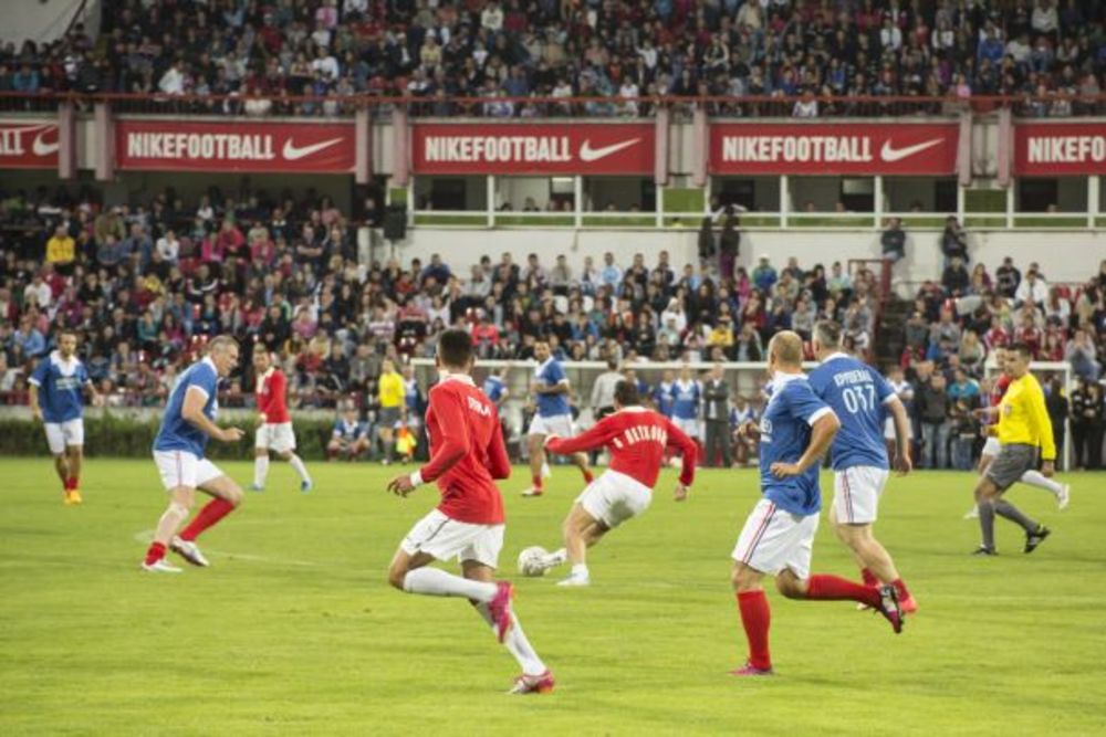 Pred 5.000 gledalaca na gradskom stadionu u Kruševcu glumci iz filma i TV serije Montevideo, Bog te video su odigrali humanitarnu utakmicu na kojoj su sredstva prikupljena prodajom karata namenjena za Centar za osobe sa invaliditetom u Kruševcu za kupovinu pom