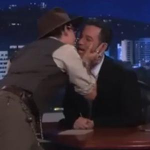 Džoni Dep poljubio voditelja u usta! (VIDEO)