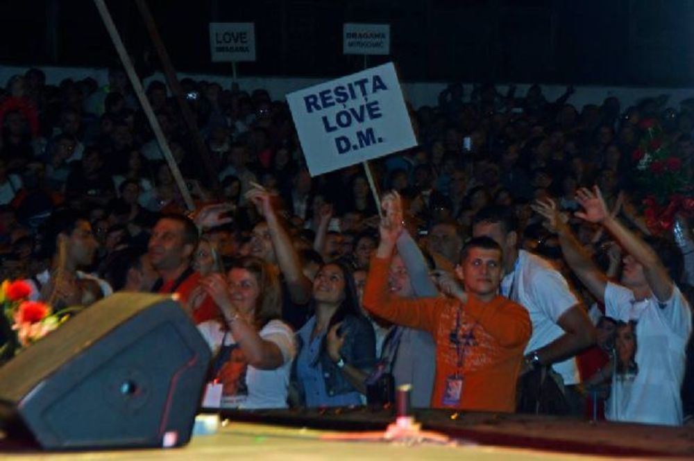 Popularna domaća folk pevačica Dragana Mirković održala je koncert povodom Dana grada, na glavnom trgu u rumunskom gradu Rešici, dok su joj obožavaoci iz čitavog regiona svojim ovacijama pokazali koliko je obožavaju.  time definitivno potvrdila svoj status naj