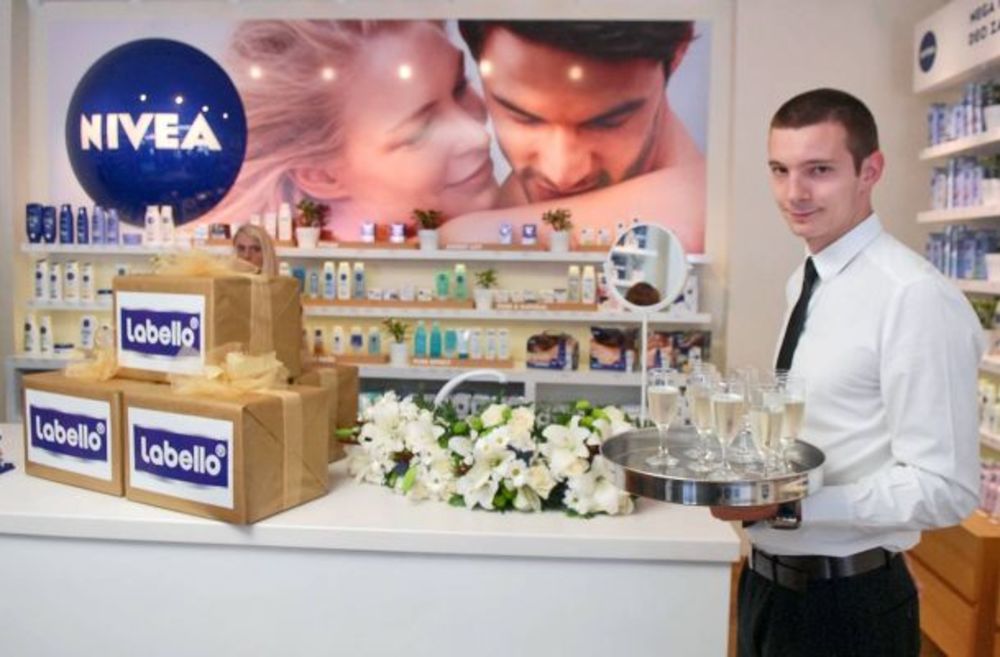 Kompanija BEIERSDORF svečano uručila godišnje zalihe Labello proizvoda ženskoj košarkaškoj reprezentaciji
Predstavnici kompanije Beiersdorf su nakon simpatične bravura košarkašice  AneDabović, kada je na terenu namazala usta Labellom, odlučili da nagrade pred