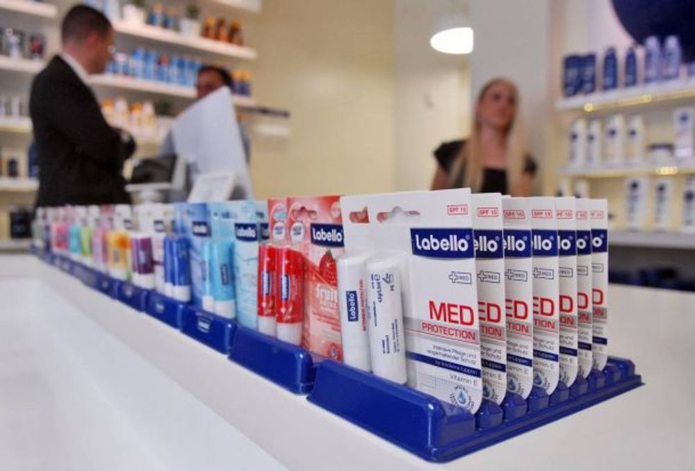 Kompanija BEIERSDORF svečano uručila godišnje zalihe Labello proizvoda ženskoj košarkaškoj reprezentaciji
Predstavnici kompanije Beiersdorf su nakon simpatične bravura košarkašice  AneDabović, kada je na terenu namazala usta Labellom, odlučili da nagrade pred