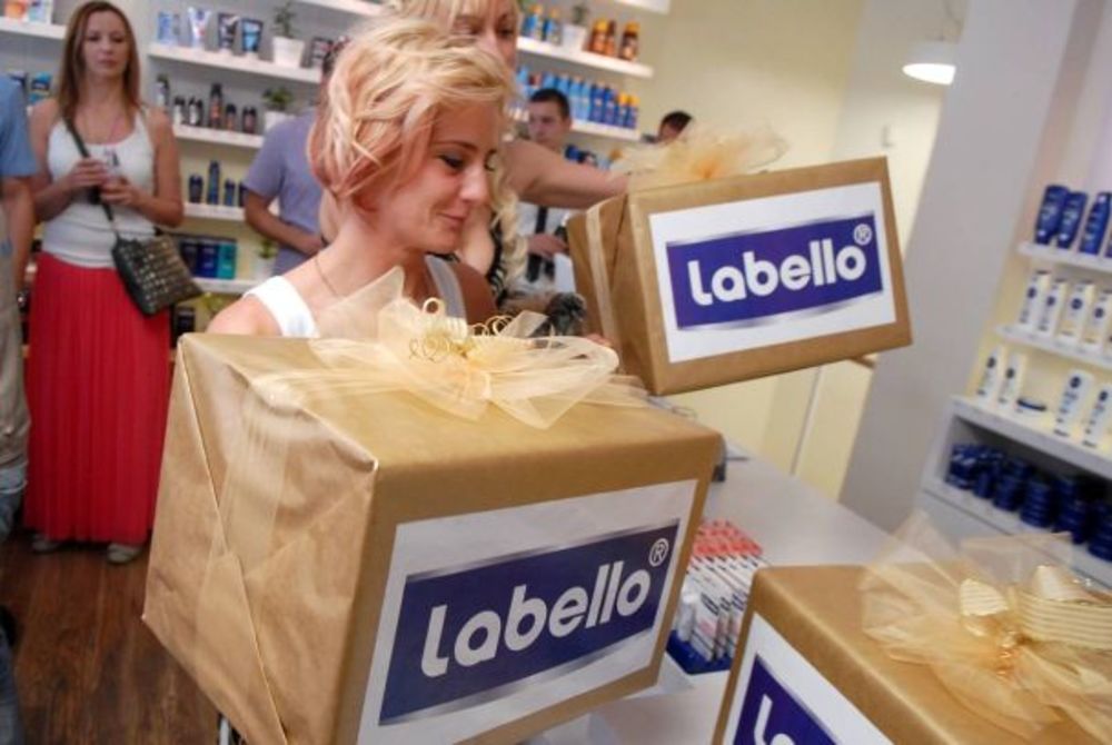 Kompanija BEIERSDORF svečano uručila godišnje zalihe Labello proizvoda ženskoj košarkaškoj reprezentaciji
Predstavnici kompanije Beiersdorf su nakon simpatične bravura košarkašice  AneDabović, kada je na terenu namazala usta Labellom, odlučili da nagrade pred