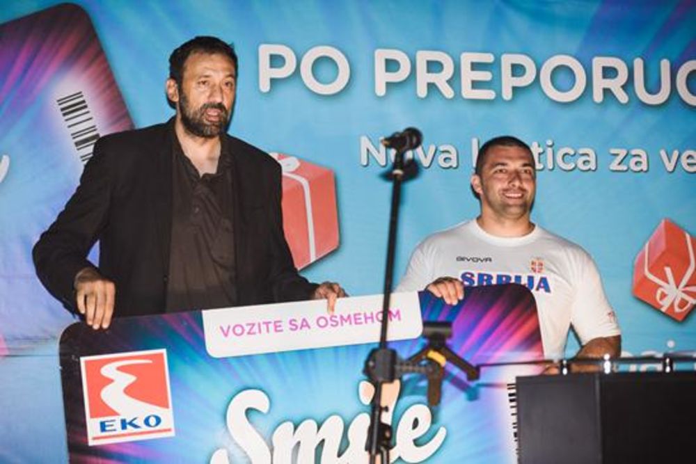 Još jedna dobra vest za sve vozače dolazi sa Eko pumpi u Srbiji. Po preporuci vozača, Eko pumpe u Srbiji promovisale su novu Eko Smile Karticu za svoje verne potrošače. Svaki dolazak na pumpu je razlog za osmeh, jer od sada nagrađuju vozače novom karticom za s