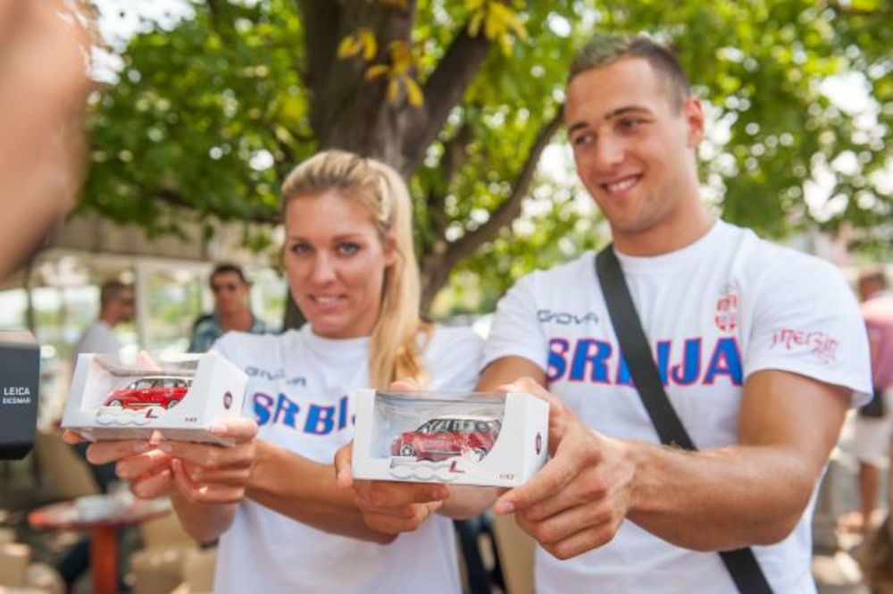 Druženje sa sportistima, osvajačima medalja na Mediteranskim igrama u turskom Mersinu i promocija najnovijeg FIAT 500L Living modela obeležili su vikend u Sportskom centru Milan Gale Muškatirović. U društvu plivača Velimira Stjepanovića, rvača Aleksandra Maksi