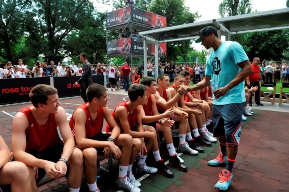 NBA zvezda i plejmejker Čikago Bulsa Derik Rouz, u okviru svetske turneje koju adidas organizuje u slavu košarke, posetio je Beograd i družio se sa mnogobrojnim ljubiteljima basketa na velikom D ROSE eventu. Košarkaški superstar učestvovavao je u All-star takm