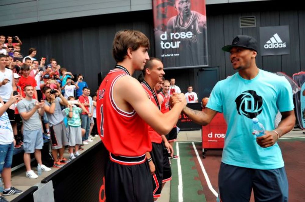 NBA zvezda i plejmejker Čikago Bulsa Derik Rouz, u okviru svetske turneje koju adidas organizuje u slavu košarke, posetio je Beograd i družio se sa mnogobrojnim ljubiteljima basketa na velikom D ROSE eventu. Košarkaški superstar učestvovavao je u All-star takm