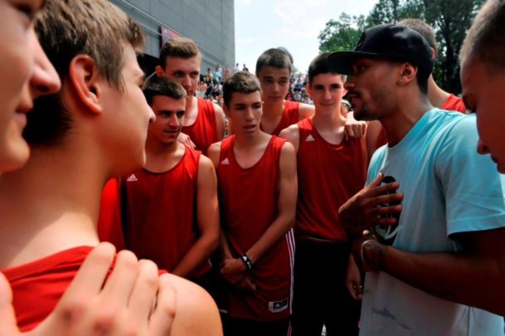 NBA zvezda i plejmejker Čikago Bulsa Derik Rouz, u okviru svetske turneje koju adidas organizuje u slavu košarke, posetio je Beograd i družio se sa mnogobrojnim ljubiteljima basketa na velikom D ROSE eventu. Košarkaški superstar učestvovavao je u All-star takm