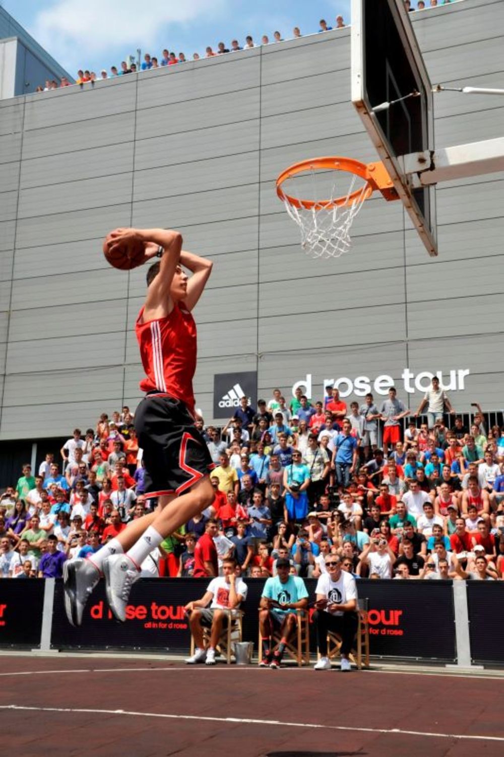 NBA zvezda i plejmejker Čikago Bulsa Derik Rouz, u okviru svetske turneje koju adidas organizuje u slavu košarke, posetio je Beograd i družio se sa mnogobrojnim ljubiteljima basketa na velikom D ROSE eventu. Košarkaški superstar učestvovavao je u All-star takm