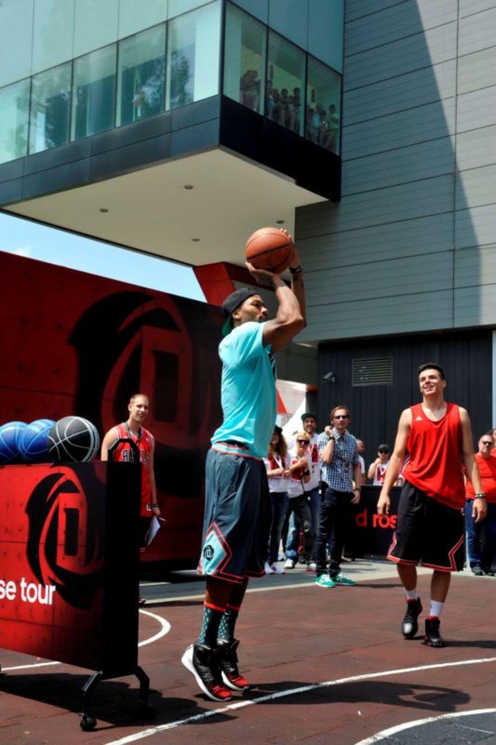 NBA zvezda i plejmejker Čikago Bulsa Derik Rouz, u okviru svetske turneje koju adidas organizuje u slavu košarke, posetio je Beograd i družio se sa mnogobrojnim ljubiteljima basketa na velikom D ROSE eventu. Košarkaški superstar učestvovavao je u All-star takm