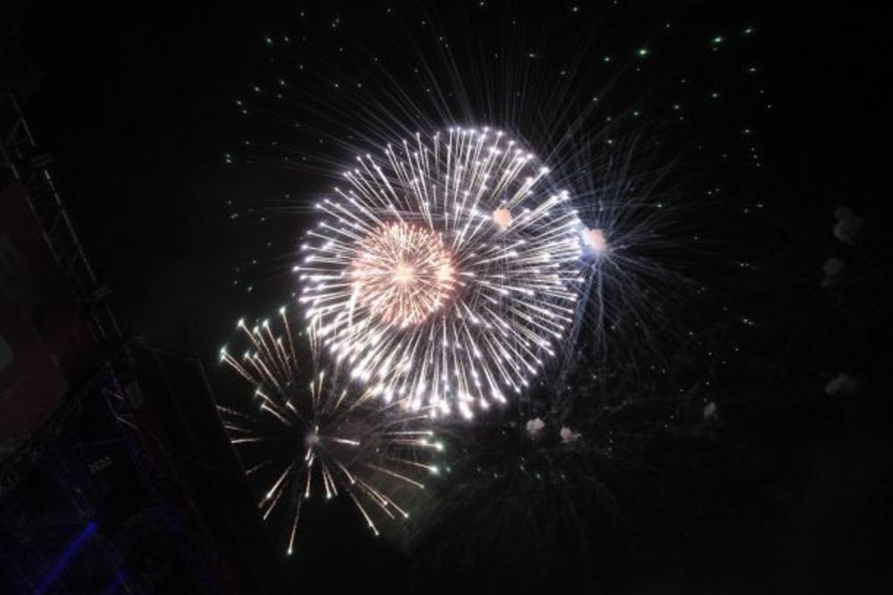 EXIT R:Evolucija je počela! I to kako... Uz legendarnog Nile Rodgers-a, furiozne Viva Vox, do sada neviđenu ceremoniju otvaranja i vatromet i energičnog Marčela. I naravno, više desetina hiljada ljudi na prepunoj glavnoj bini koje čak ni jaka kiša nije uspela