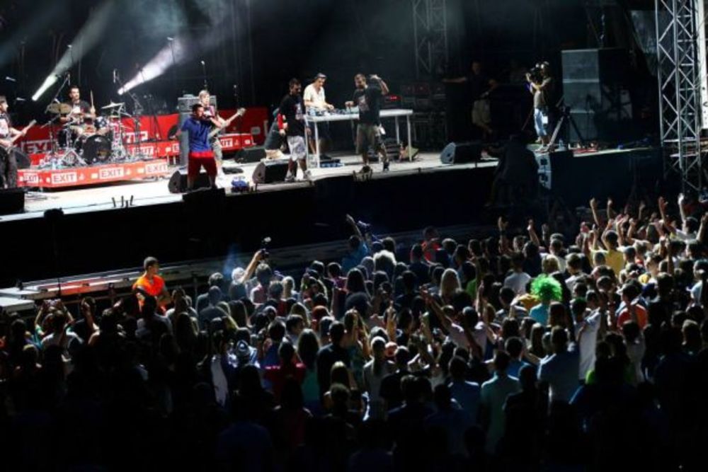 EXIT R:Evolucija je počela! I to kako... Uz legendarnog Nile Rodgers-a, furiozne Viva Vox, do sada neviđenu ceremoniju otvaranja i vatromet i energičnog Marčela. I naravno, više desetina hiljada ljudi na prepunoj glavnoj bini koje čak ni jaka kiša nije uspela