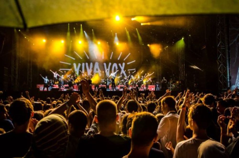 EXIT R:Evolucija je počela! I to kako... Uz legendarnog Nile Rodgers-a, furiozne Viva Vox, do sada neviđenu ceremoniju otvaranja i vatromet i energičnog Marčela. I naravno, više desetina hiljada ljudi na prepunoj glavnoj bini koje čak ni jaka kiša nije uspela