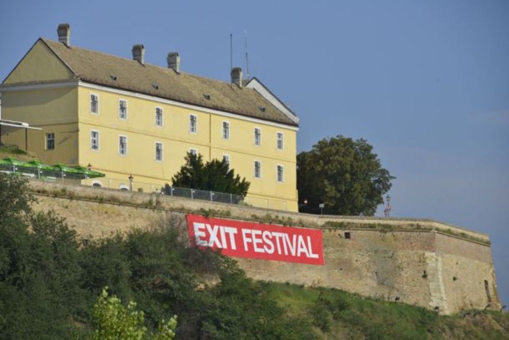 EXIT R:Evolucija je počela! I to kako... Uz legendarnog Nile Rodgers-a, furiozne Viva Vox, do sada neviđenu ceremoniju otvaranja i vatromet i energičnog Marčela. I naravno, više desetina hiljada ljudi na prepunoj glavnoj bini koje čak ni jaka kiša nije uspela