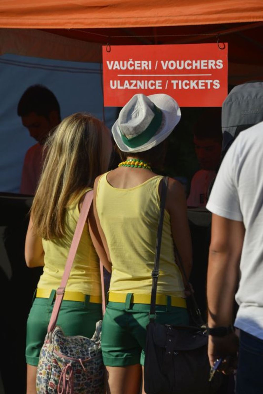 EXIT R:Evolucija je počela! I to kako... Uz legendarnog Nile Rodgers-a, furiozne Viva Vox, do sada neviđenu ceremoniju otvaranja i vatromet i energičnog Marčela. I naravno, više desetina hiljada ljudi na prepunoj glavnoj bini koje čak ni jaka kiša nije uspela