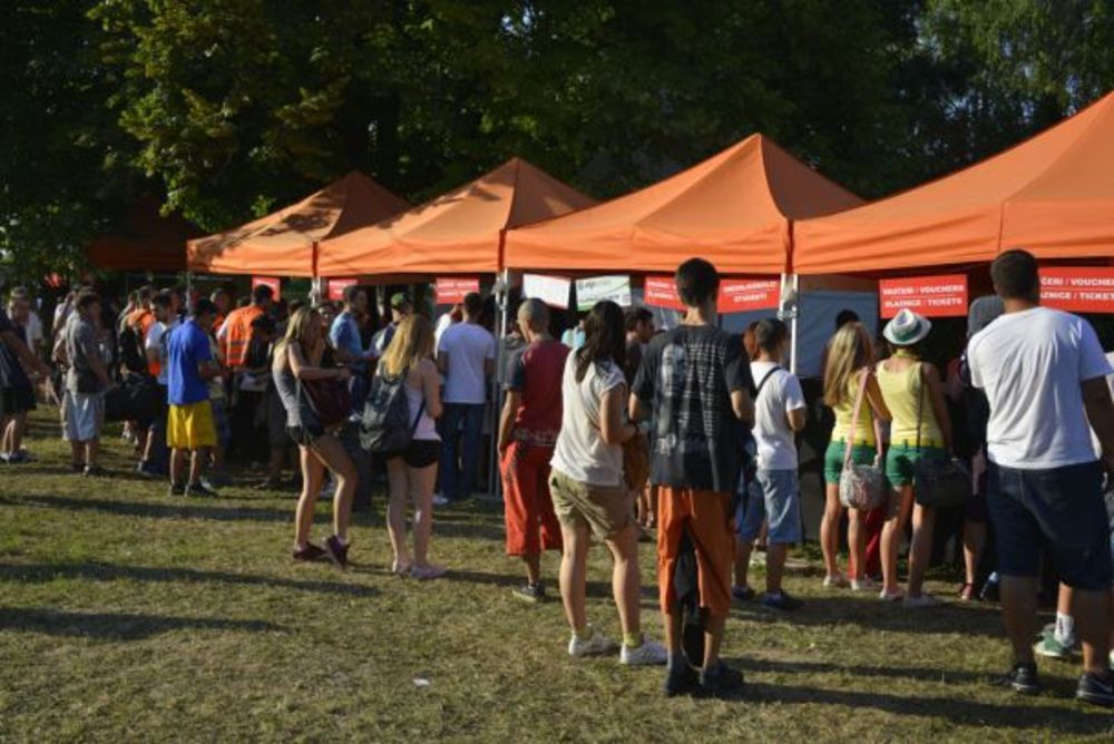 EXIT R:Evolucija je počela! I to kako... Uz legendarnog Nile Rodgers-a, furiozne Viva Vox, do sada neviđenu ceremoniju otvaranja i vatromet i energičnog Marčela. I naravno, više desetina hiljada ljudi na prepunoj glavnoj bini koje čak ni jaka kiša nije uspela