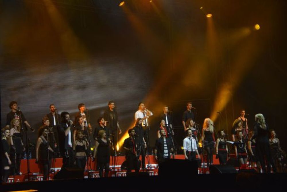 EXIT R:Evolucija je počela! I to kako... Uz legendarnog Nile Rodgers-a, furiozne Viva Vox, do sada neviđenu ceremoniju otvaranja i vatromet i energičnog Marčela. I naravno, više desetina hiljada ljudi na prepunoj glavnoj bini koje čak ni jaka kiša nije uspela