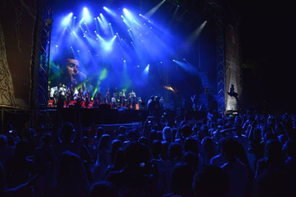 EXIT R:Evolucija je počela! I to kako... Uz legendarnog Nile Rodgers-a, furiozne Viva Vox, do sada neviđenu ceremoniju otvaranja i vatromet i energičnog Marčela. I naravno, više desetina hiljada ljudi na prepunoj glavnoj bini koje čak ni jaka kiša nije uspela