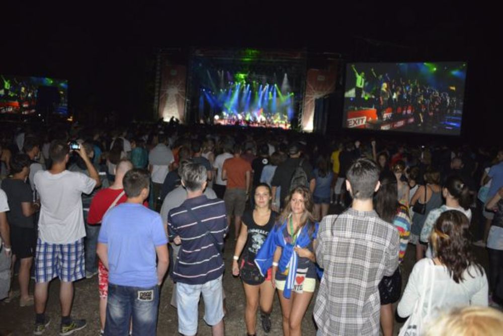 EXIT R:Evolucija je počela! I to kako... Uz legendarnog Nile Rodgers-a, furiozne Viva Vox, do sada neviđenu ceremoniju otvaranja i vatromet i energičnog Marčela. I naravno, više desetina hiljada ljudi na prepunoj glavnoj bini koje čak ni jaka kiša nije uspela