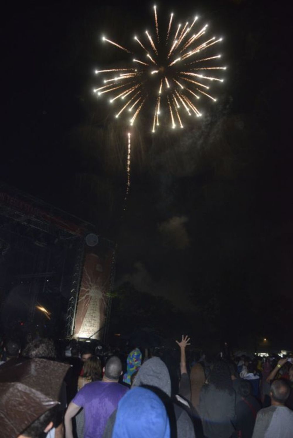 EXIT R:Evolucija je počela! I to kako... Uz legendarnog Nile Rodgers-a, furiozne Viva Vox, do sada neviđenu ceremoniju otvaranja i vatromet i energičnog Marčela. I naravno, više desetina hiljada ljudi na prepunoj glavnoj bini koje čak ni jaka kiša nije uspela