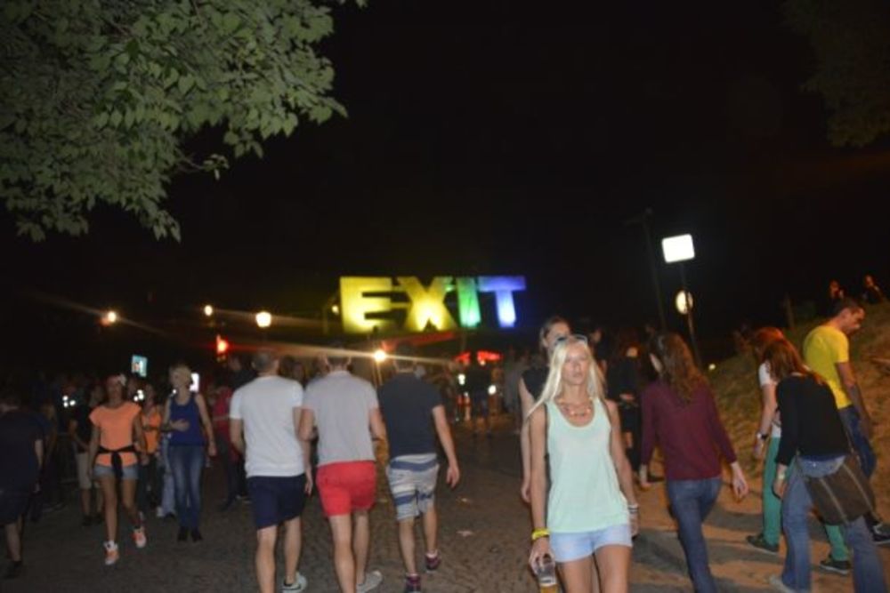 Uz nezampaćenu energiju kojom odiše ovogodišnja R:Evolucija, tokom druge večeri Exit festivala, Petrovaradinsku tvrđavu posetilo je preko 40.000 posetilaca! Pozitivne vibracije bile su na svakom koraku i još jednom smo se uverili zašto je Exit festival s pravo