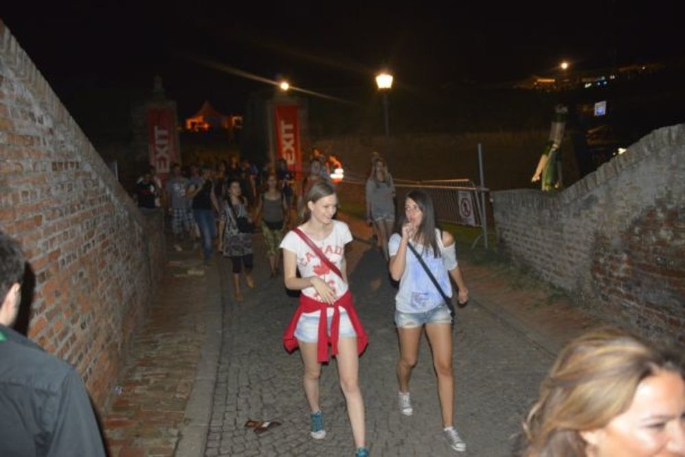 Uz nezampaćenu energiju kojom odiše ovogodišnja R:Evolucija, tokom druge večeri Exit festivala, Petrovaradinsku tvrđavu posetilo je preko 40.000 posetilaca! Pozitivne vibracije bile su na svakom koraku i još jednom smo se uverili zašto je Exit festival s pravo