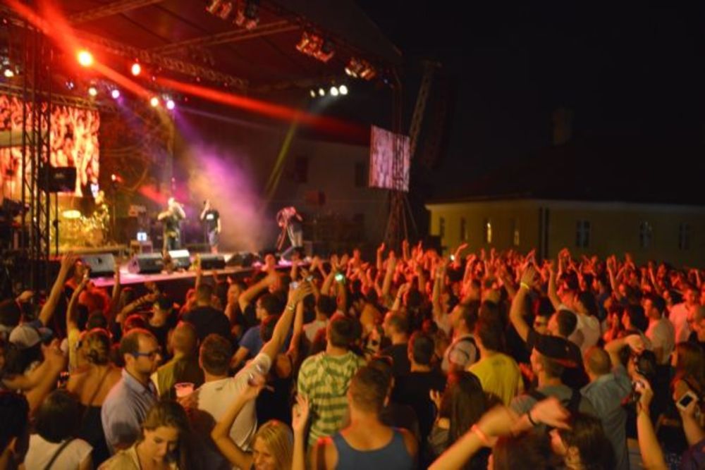 Uz nezampaćenu energiju kojom odiše ovogodišnja R:Evolucija, tokom druge večeri Exit festivala, Petrovaradinsku tvrđavu posetilo je preko 40.000 posetilaca! Pozitivne vibracije bile su na svakom koraku i još jednom smo se uverili zašto je Exit festival s pravo