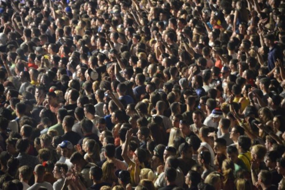 Uz nezampaćenu energiju kojom odiše ovogodišnja R:Evolucija, tokom druge večeri Exit festivala, Petrovaradinsku tvrđavu posetilo je preko 40.000 posetilaca! Pozitivne vibracije bile su na svakom koraku i još jednom smo se uverili zašto je Exit festival s pravo