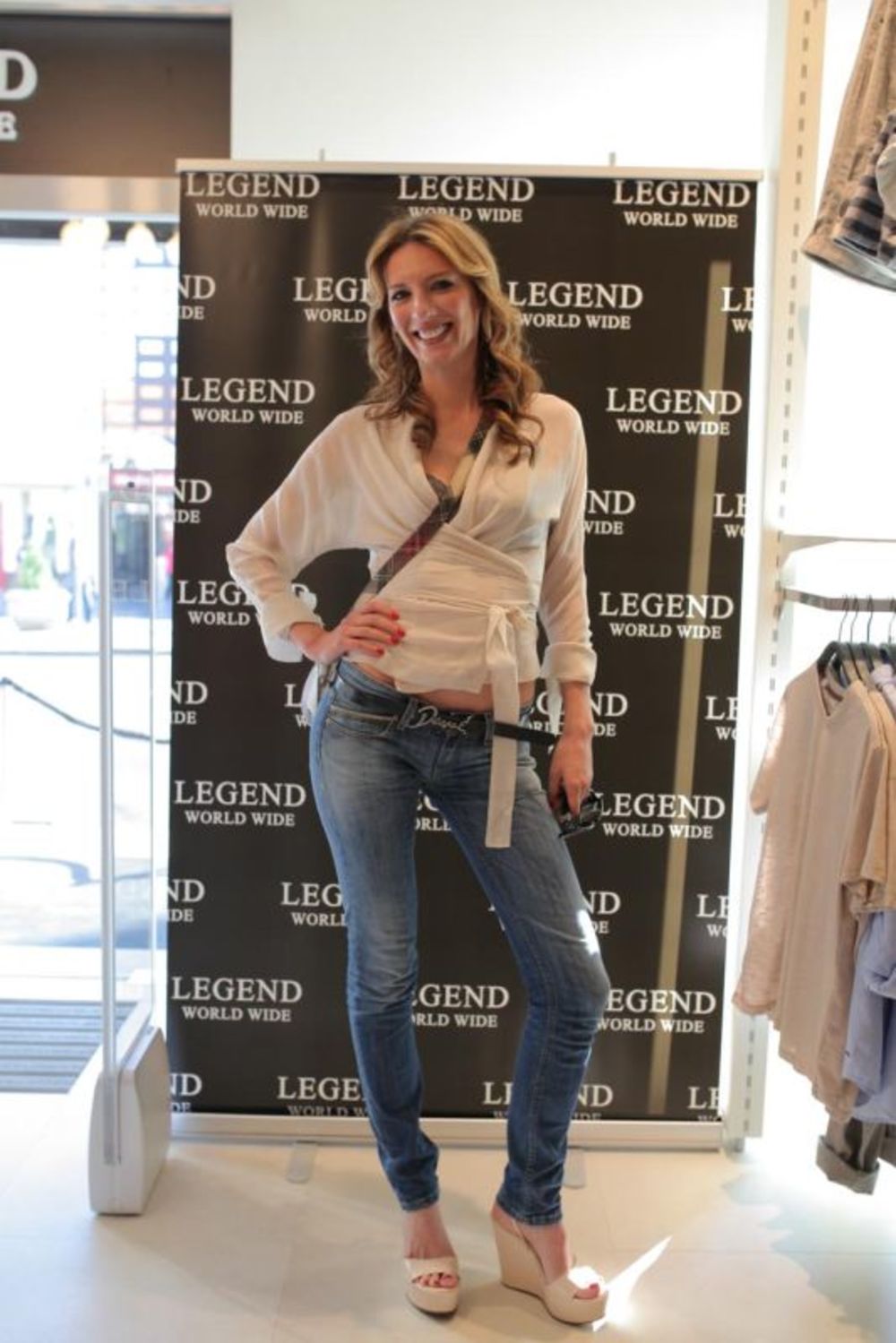 U Zemunu je Legend predstavio svoj novi koncept radnje ali i interesantne kupovine, posebno za one koji nisu sigurni šta žele ili kako će im to što žele stajati. Zahvaljujući novim modernism tehnologijama, danas kada uđete u Legend radnju pomoću virtuelne kabi