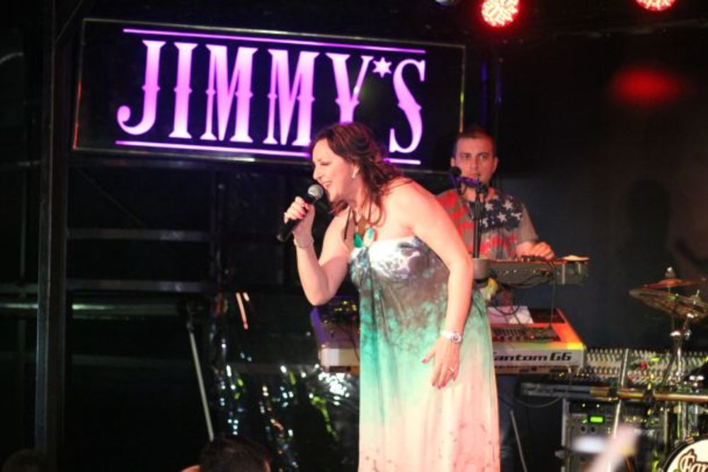 Pevačica Ana Bekuta nastupila je pred prestoničkom publikom 11. jula na splavu Jimmy's. U dobroj atmosferi i provodu uz Anine pesme uživali su i fudbaler Lola Smiljanić, Dado Polumenta, Ana Sević i Darko Lazić i mnogi drugi.