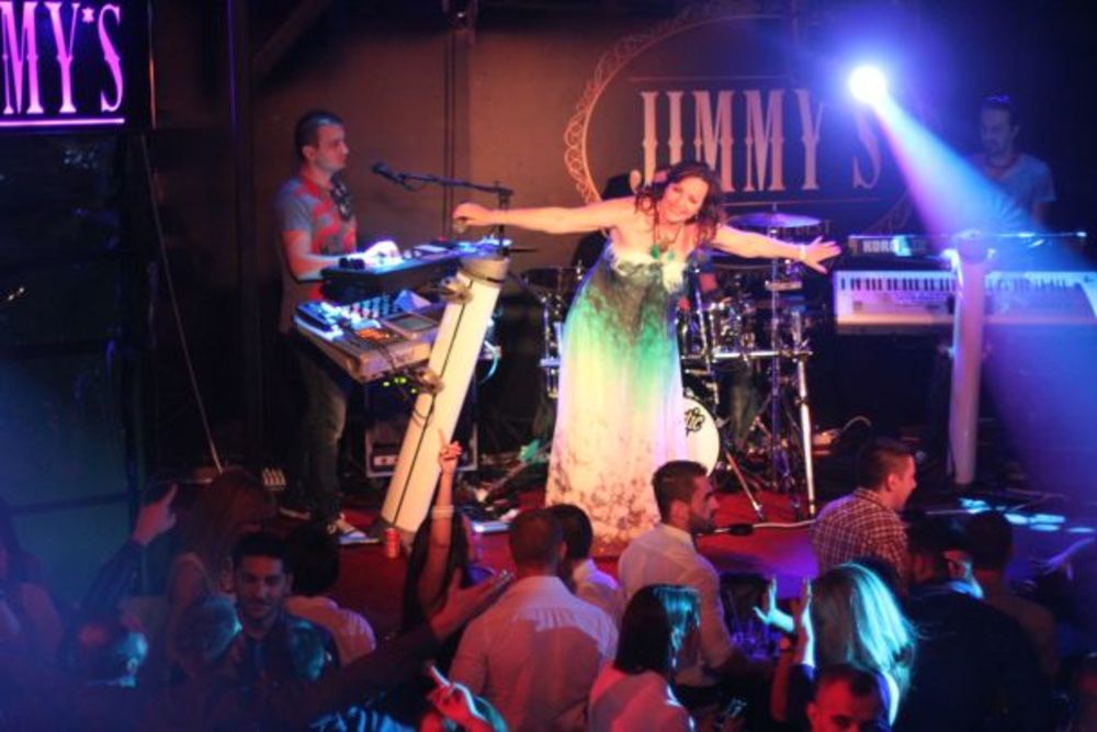 Pevačica Ana Bekuta nastupila je pred prestoničkom publikom 11. jula na splavu Jimmy's. U dobroj atmosferi i provodu uz Anine pesme uživali su i fudbaler Lola Smiljanić, Dado Polumenta, Ana Sević i Darko Lazić i mnogi drugi.