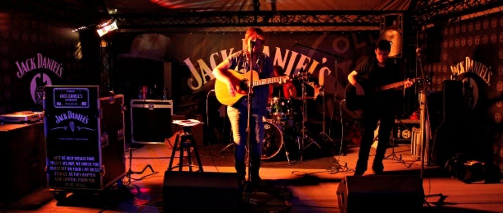 JDX Backstage bio je jedan od omiljenih festivalskih kutaka za sve ljubitelje dobre muzike i zabave na upravo završenom Exit festivalu. Ovogodišnji program osvežen je neuobičajenim nastupima poznatih ličnosti i harizmatičnih prijatelja Jack-a koji su na trenut