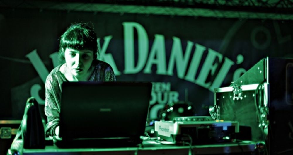 JDX Backstage bio je jedan od omiljenih festivalskih kutaka za sve ljubitelje dobre muzike i zabave na upravo završenom Exit festivalu. Ovogodišnji program osvežen je neuobičajenim nastupima poznatih ličnosti i harizmatičnih prijatelja Jack-a koji su na trenut