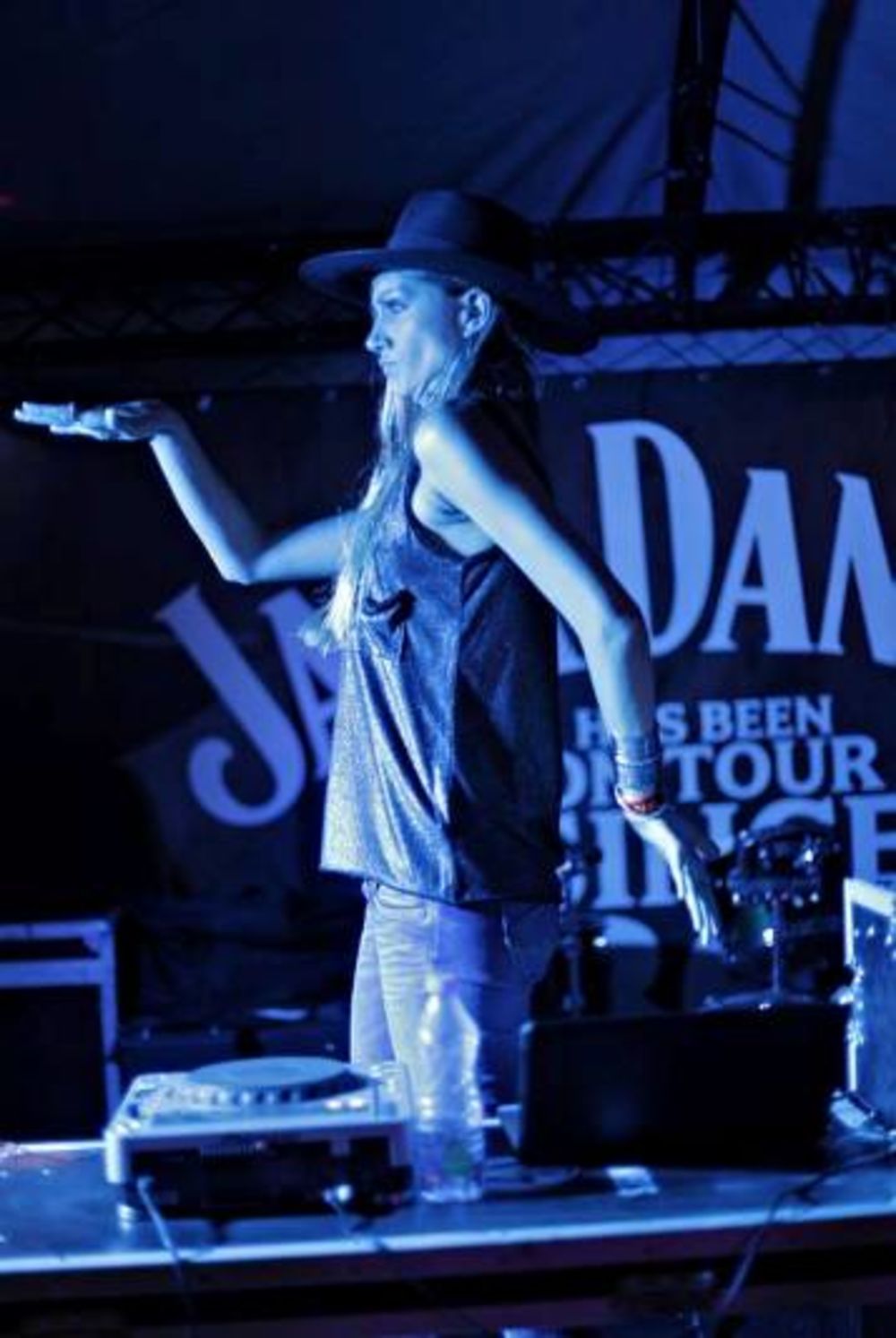 JDX Backstage bio je jedan od omiljenih festivalskih kutaka za sve ljubitelje dobre muzike i zabave na upravo završenom Exit festivalu. Ovogodišnji program osvežen je neuobičajenim nastupima poznatih ličnosti i harizmatičnih prijatelja Jack-a koji su na trenut