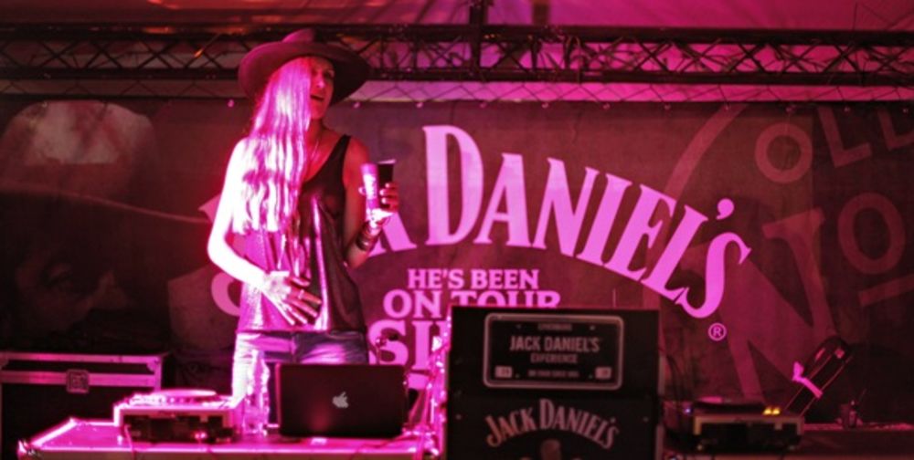 JDX Backstage bio je jedan od omiljenih festivalskih kutaka za sve ljubitelje dobre muzike i zabave na upravo završenom Exit festivalu. Ovogodišnji program osvežen je neuobičajenim nastupima poznatih ličnosti i harizmatičnih prijatelja Jack-a koji su na trenut