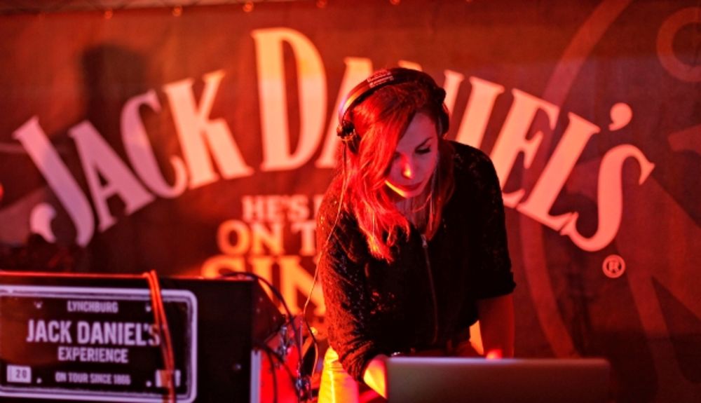 JDX Backstage bio je jedan od omiljenih festivalskih kutaka za sve ljubitelje dobre muzike i zabave na upravo završenom Exit festivalu. Ovogodišnji program osvežen je neuobičajenim nastupima poznatih ličnosti i harizmatičnih prijatelja Jack-a koji su na trenut