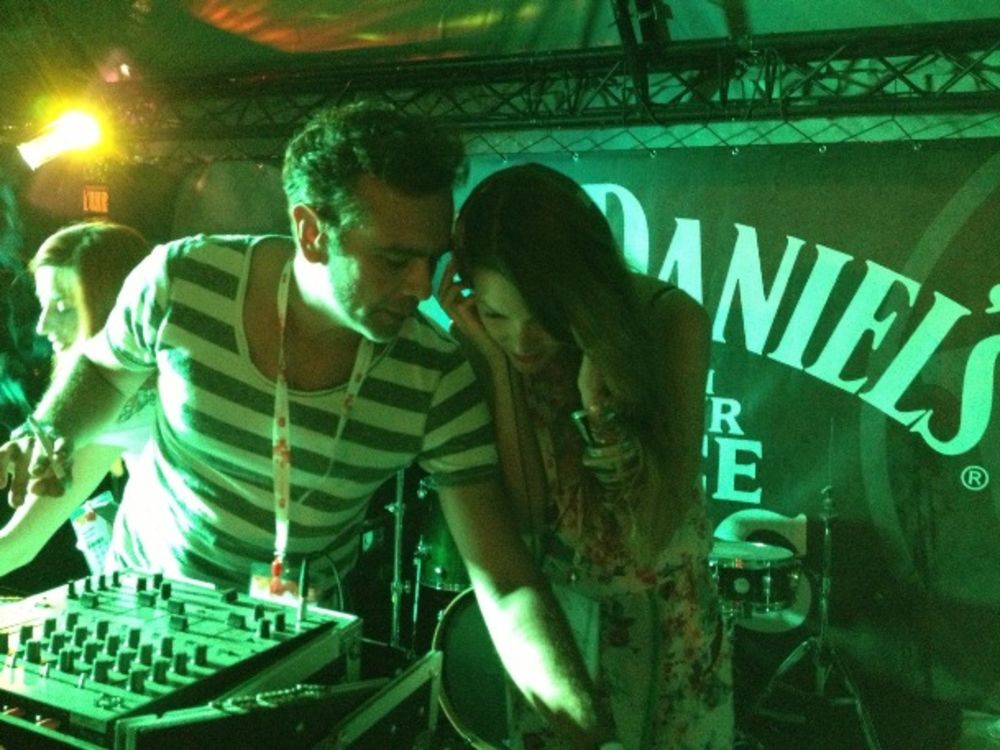 JDX Backstage bio je jedan od omiljenih festivalskih kutaka za sve ljubitelje dobre muzike i zabave na upravo završenom Exit festivalu. Ovogodišnji program osvežen je neuobičajenim nastupima poznatih ličnosti i harizmatičnih prijatelja Jack-a koji su na trenut