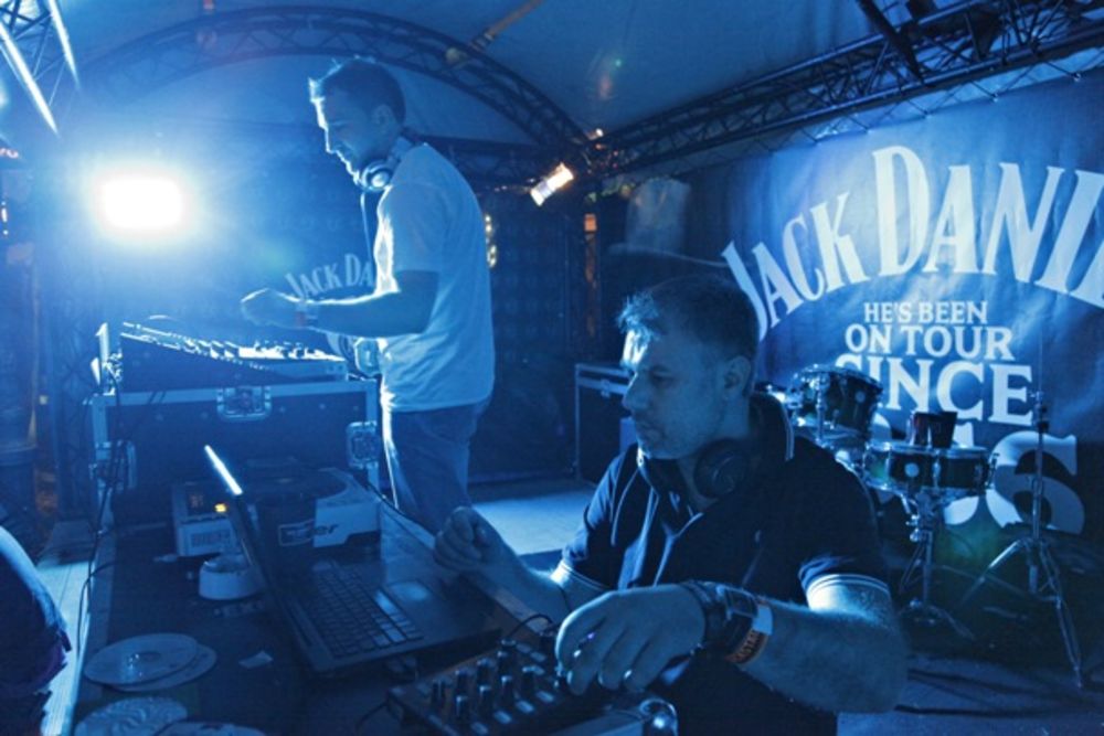 JDX Backstage bio je jedan od omiljenih festivalskih kutaka za sve ljubitelje dobre muzike i zabave na upravo završenom Exit festivalu. Ovogodišnji program osvežen je neuobičajenim nastupima poznatih ličnosti i harizmatičnih prijatelja Jack-a koji su na trenut