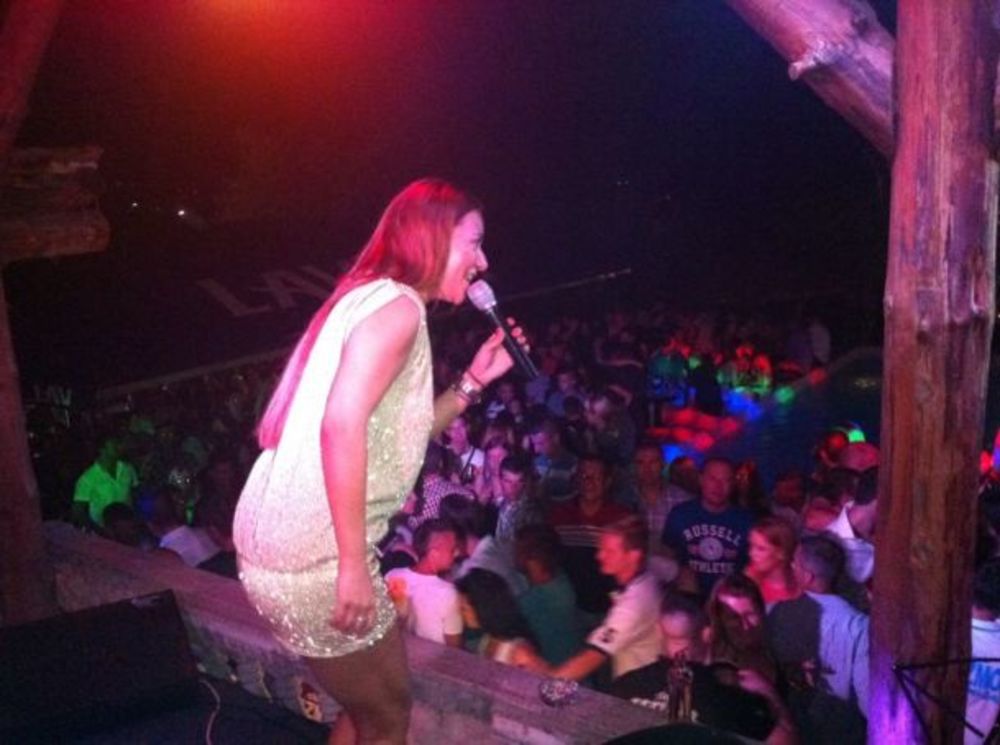 Pop zvezda predstavila numere sa albuma Milion dolara koje je publika već naučila napamet Atraktivna pevačica Ana Nikolić nastupila je sinoć u lozničkom klubu Seizmos koji je bio popunjen do poslednjeg mesta. Tamo je predstavila i nove pesme sa albuma Milion d