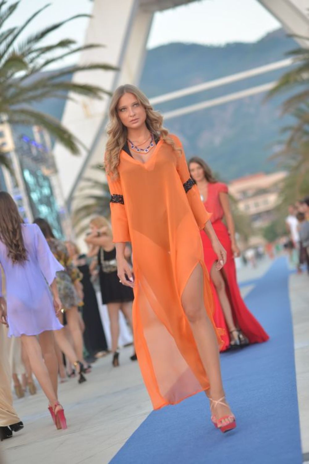 U luksuznom ambijentu crnogorskog Porto Montenegra predstavljena je nova kolekcija luksuznog nakita Misahara, a modeli su nosili haljine Biljane Tipsarević. Ceo performans bio je organizovan u znaku tajnog agenta 007,  a na reviji koju su upriličili Biljana i