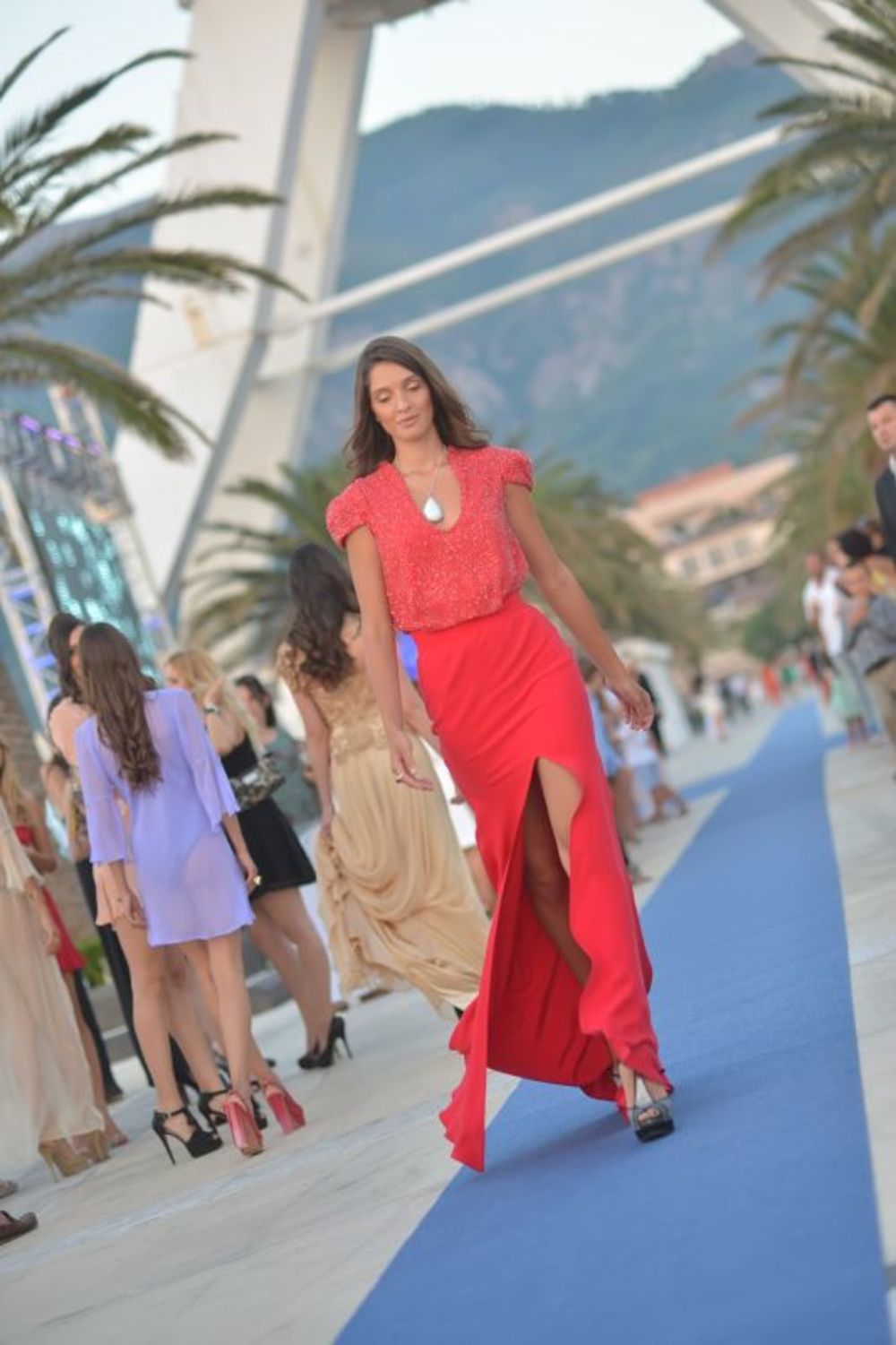 U luksuznom ambijentu crnogorskog Porto Montenegra predstavljena je nova kolekcija luksuznog nakita Misahara, a modeli su nosili haljine Biljane Tipsarević. Ceo performans bio je organizovan u znaku tajnog agenta 007,  a na reviji koju su upriličili Biljana i