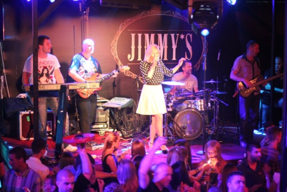 Pevačica Ana Kokić sinoć je nastupila pred Beograđanima na popularnom prestoničkom splavu Jimmy's. Samim izlaskom na binu , Ana je od gostiju ovog popularnog splava dobila buran aplauz i nasmejana započela pesmom ovo veče za pamćenje. Uz Anine pesme na Ji