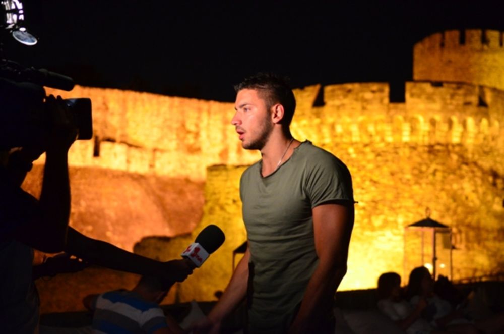 U prelepom ambijentu laundž bara Terassa zgodni maneken Vladimir Vuksanović u društvu prijatelja je proslavio osmi rođendan klubskog servisa Belgrade at night. Kako Vladimir i sam obožava da izlazi i da putuje, veoma mu se dopala ideja da turistima koji dolaze