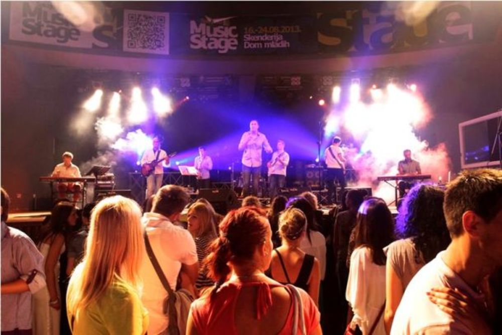 Serija koncerata Sarajevo Music Stage, koja se već tradicionalno održava tokom trajanja Sarajevo Film Festivala, otvorena je sinoć, u petak 16. augusta, koncertom crnogorskog pevača Sergeja Ćetkovića u sarajevskom Domu mladih. Sarajevo Music Stage 2013. nastav
