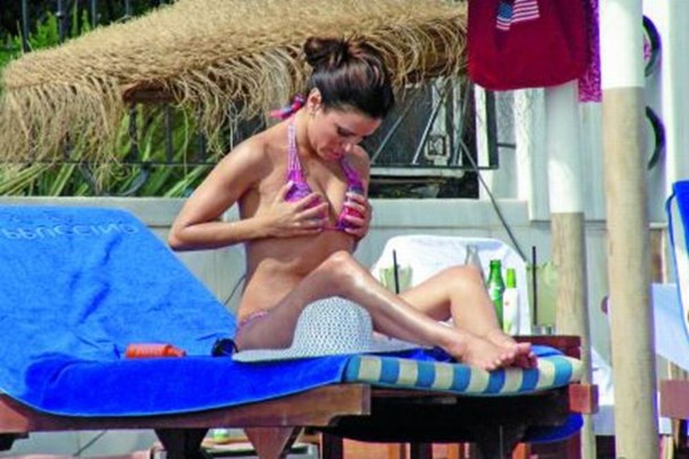Latino lepotica odmarala se na prelepoj plaži sa svojim dečkom Ernestom Arguelom.