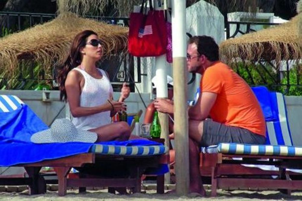 Latino lepotica odmarala se na prelepoj plaži sa svojim dečkom Ernestom Arguelom.
